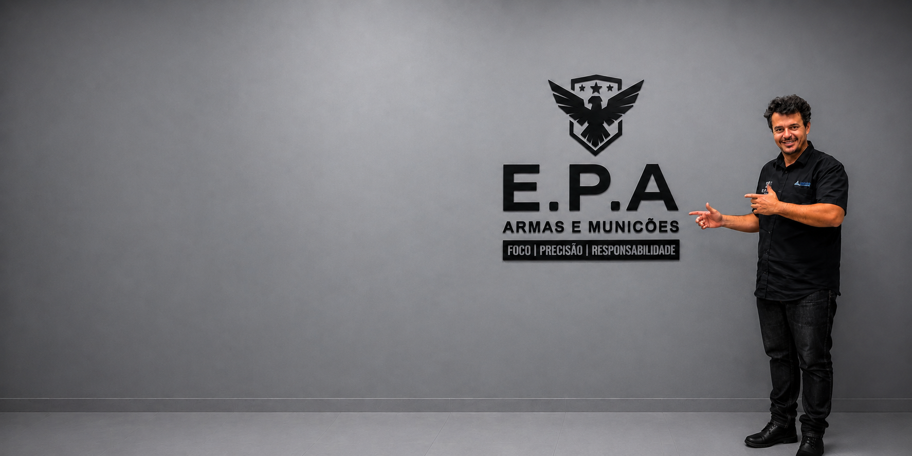 David ao lado do letreiro da E.P.A Armas e Munições